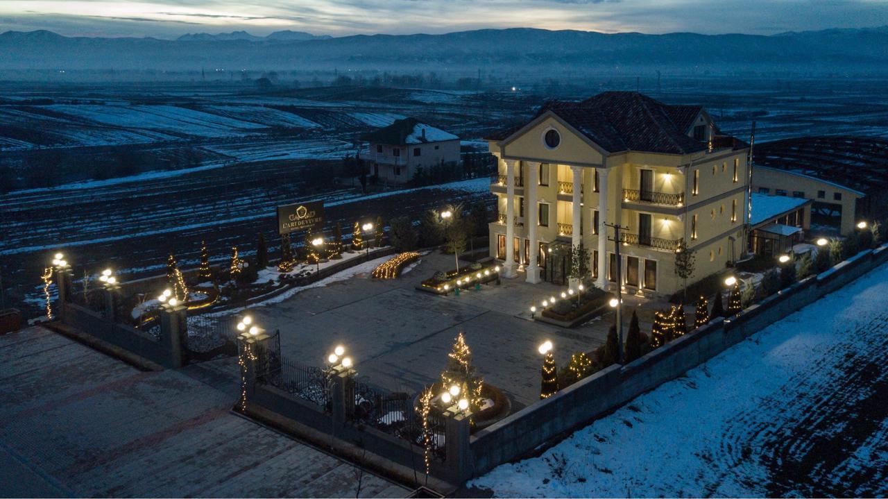 "L'Art De Vivre" Resort Корча Экстерьер фото