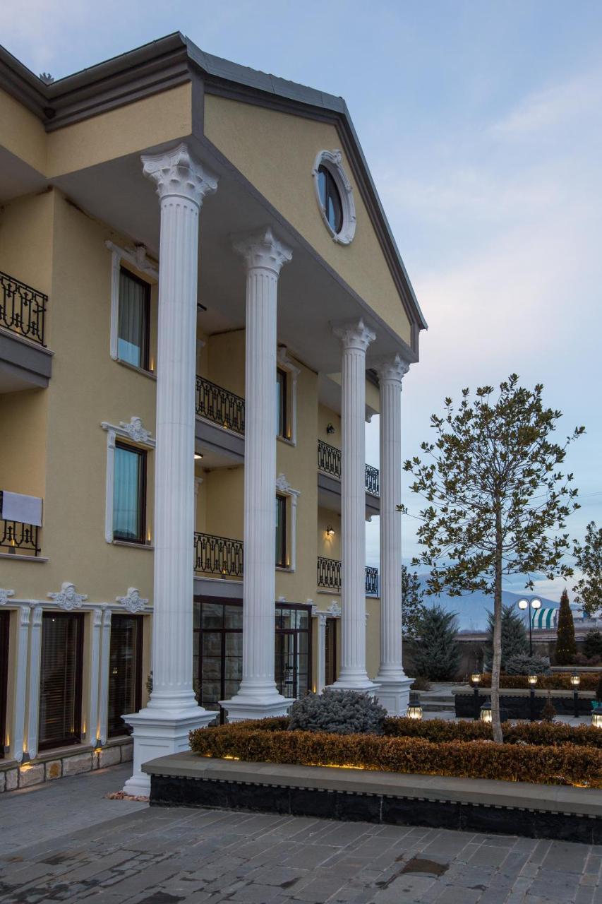 "L'Art De Vivre" Resort Корча Экстерьер фото